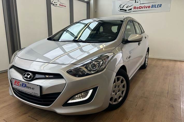 Sølv Hyundai i30 fra 2013 set udefra