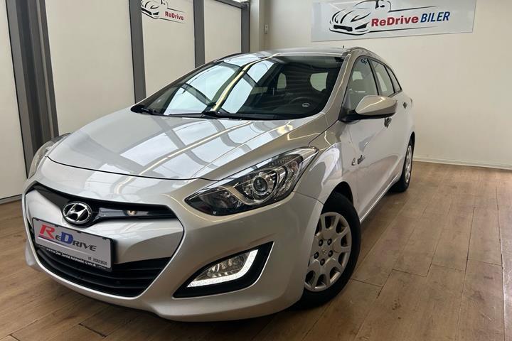 Sølv Hyundai i30 fra 2013 set udefra