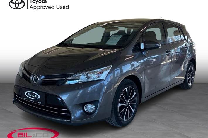 Grå Toyota Verso fra 2018 set udefra
