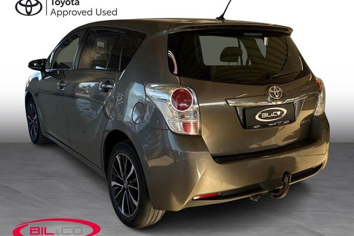 Grå Toyota Verso fra 2018