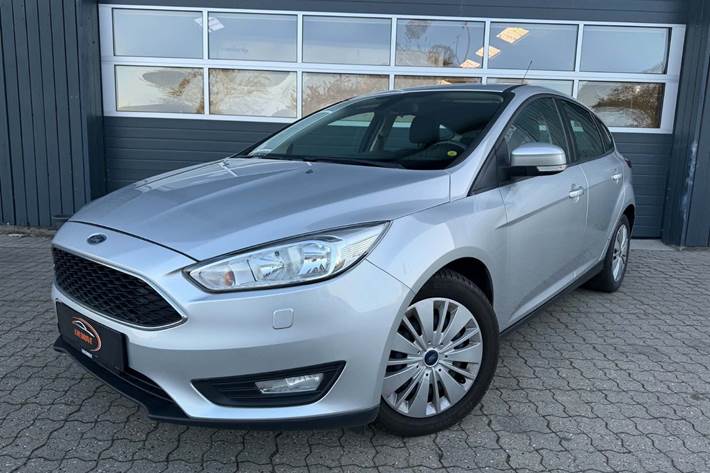 Sølv Ford Focus fra 2015 set udefra