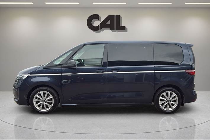 Blå VW Multivan fra 2022