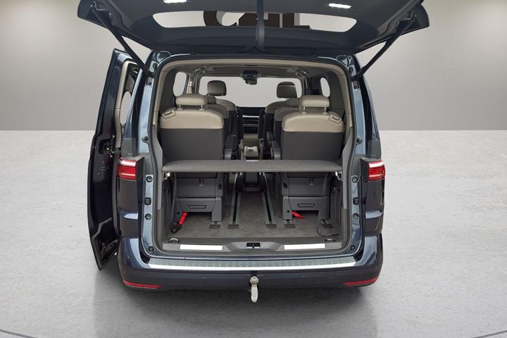 Blå VW Multivan fra 2022