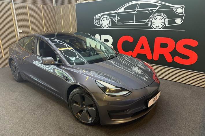Grå Tesla Model 3 fra 2021 set udefra