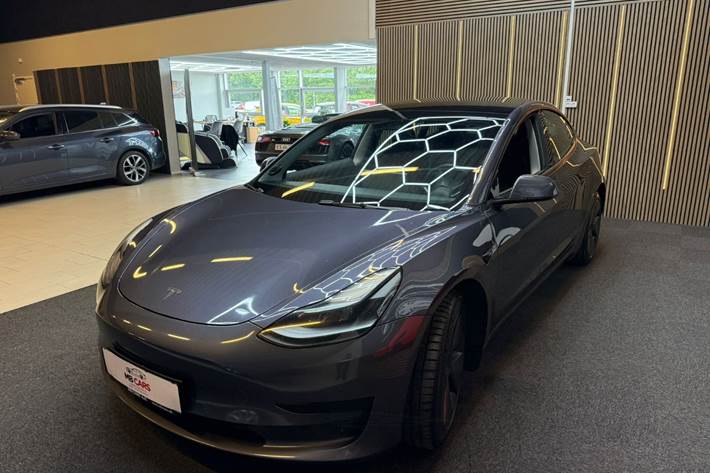 Grå Tesla Model 3 fra 2021