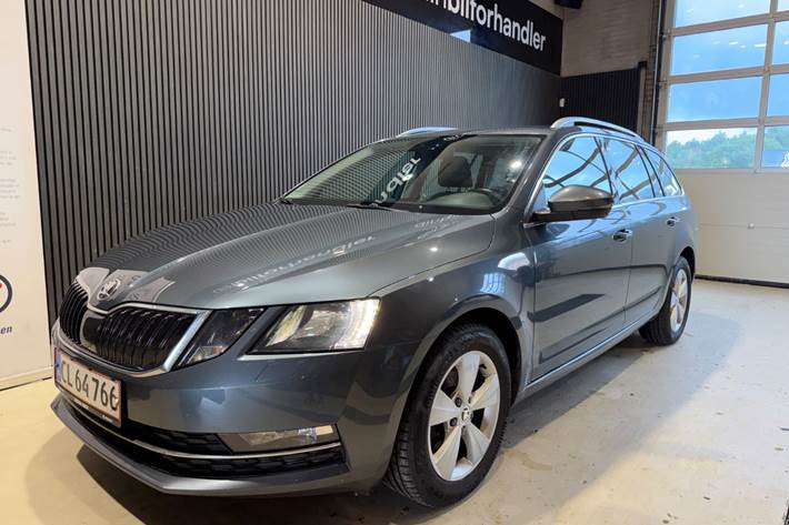 Grøn Skoda Octavia fra 2020 set udefra