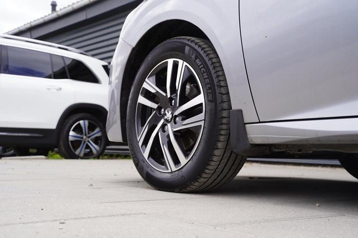 Grå Peugeot 208 fra 2020