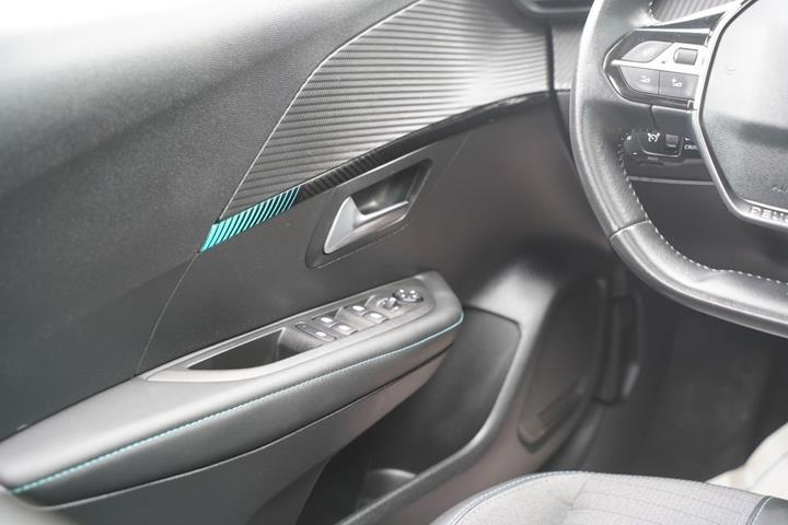 Grå Peugeot 208 fra 2020