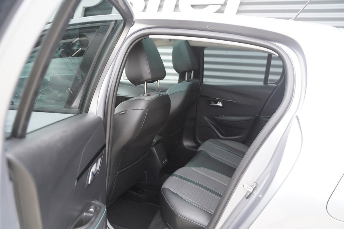Grå Peugeot 208 fra 2020