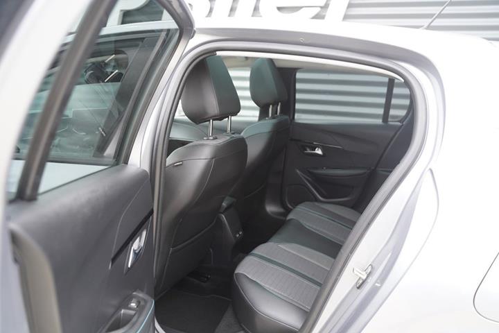 Grå Peugeot 208 fra 2020