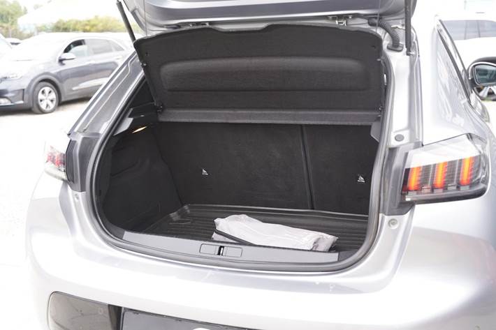 Grå Peugeot 208 fra 2020
