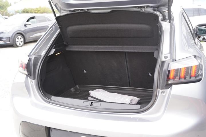 Grå Peugeot 208 fra 2020