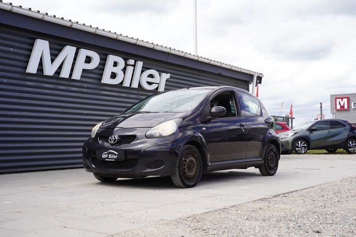 Sort Toyota Aygo fra 2010 set udefra