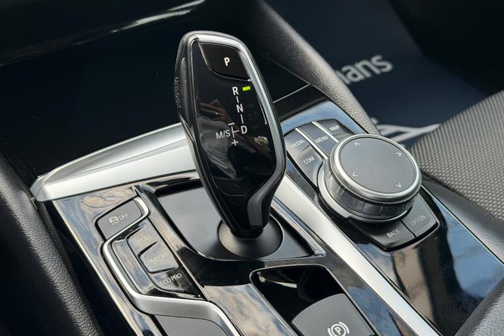 Grå BMW 520d fra 2018
