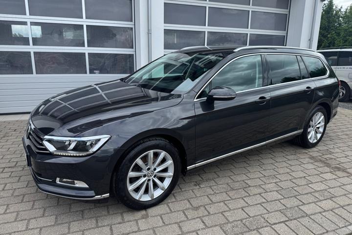 Grå VW Passat fra 2019 set udefra