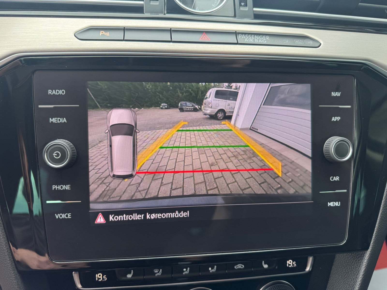 Grå VW Passat fra 2019