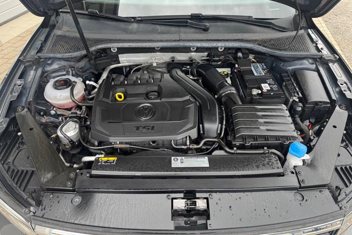 Grå VW Passat fra 2019