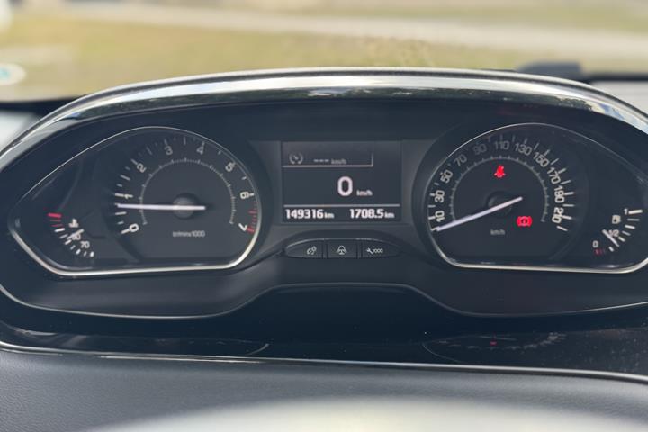Grå Peugeot 208 fra 2015