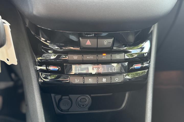 Grå Peugeot 208 fra 2015