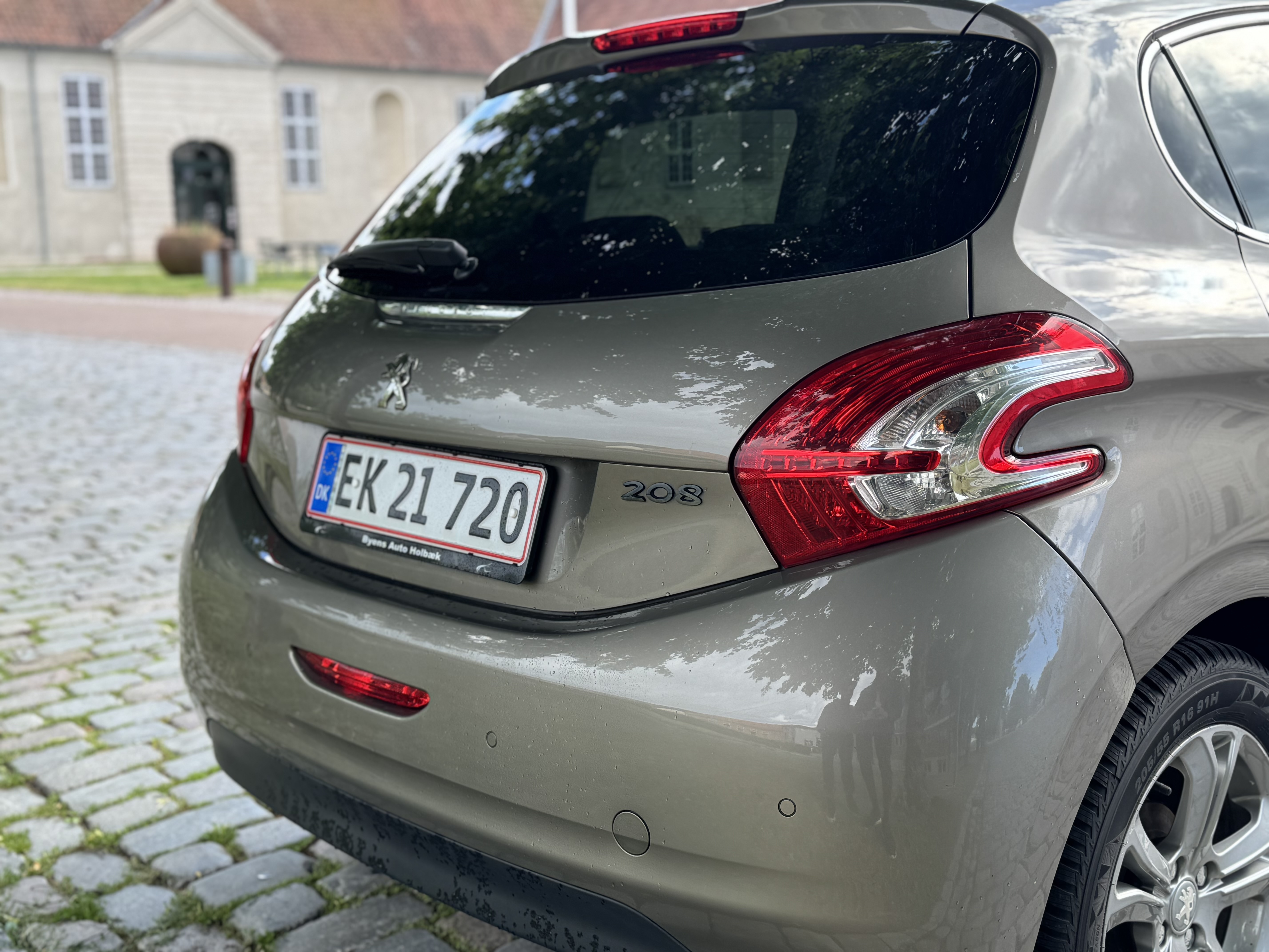 Grå Peugeot 208 fra 2015