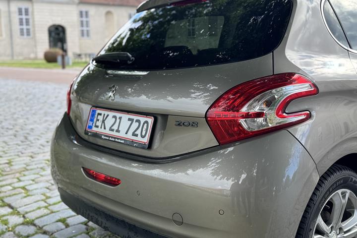 Grå Peugeot 208 fra 2015