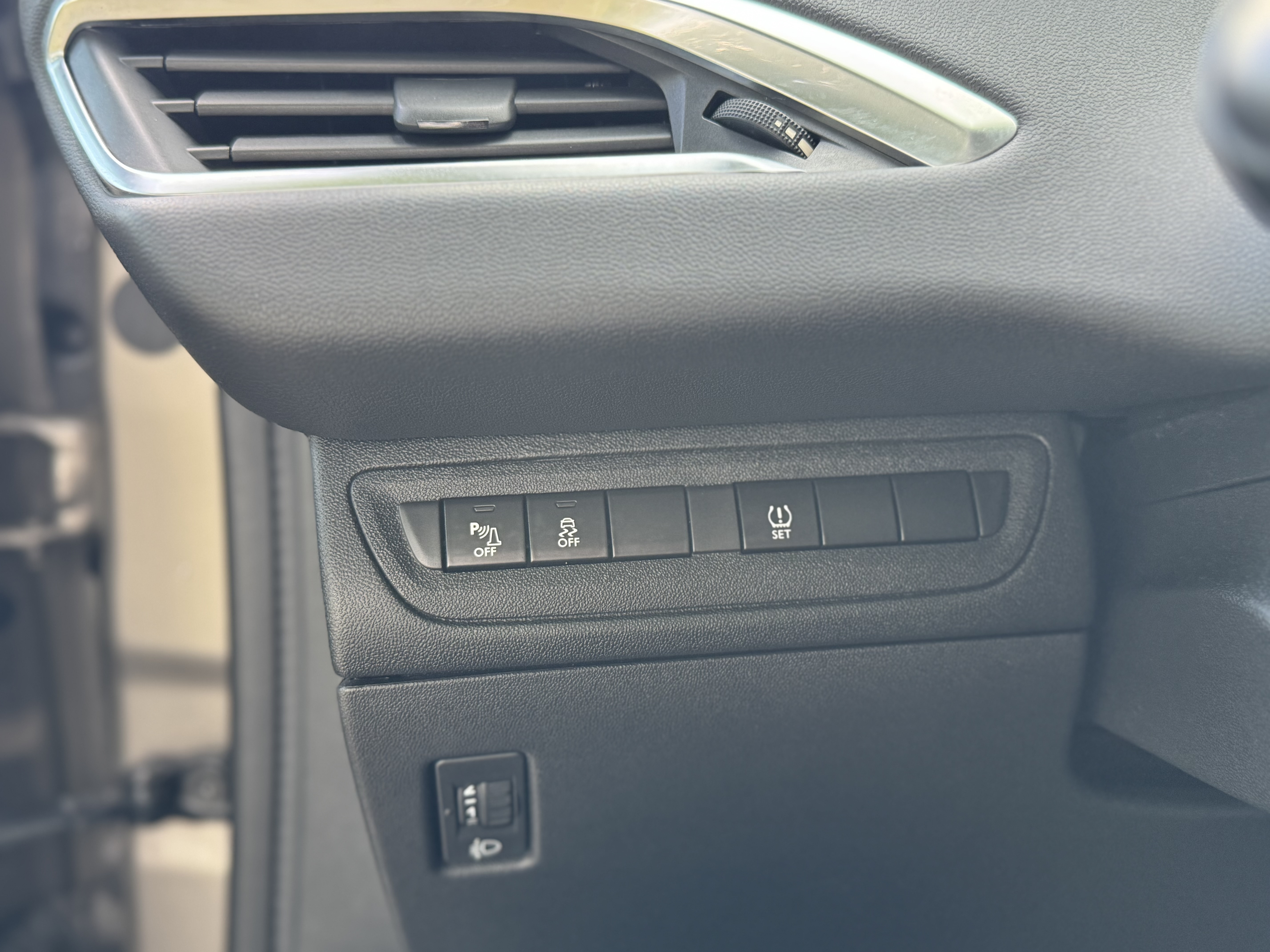 Grå Peugeot 208 fra 2015