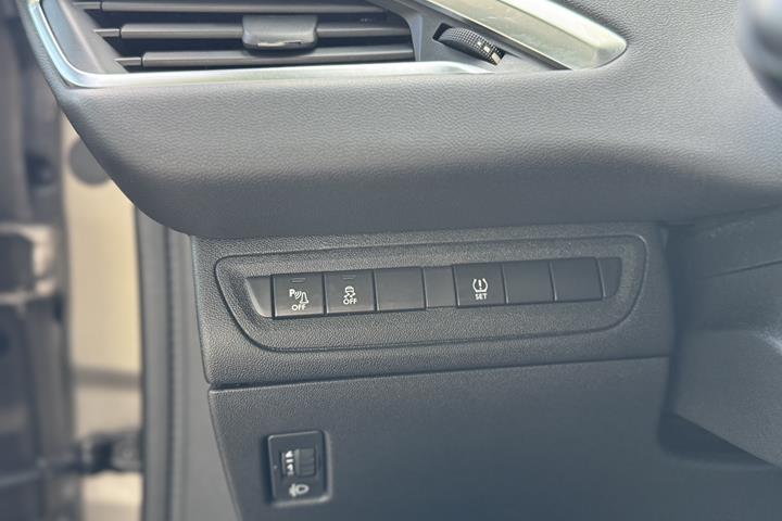 Grå Peugeot 208 fra 2015