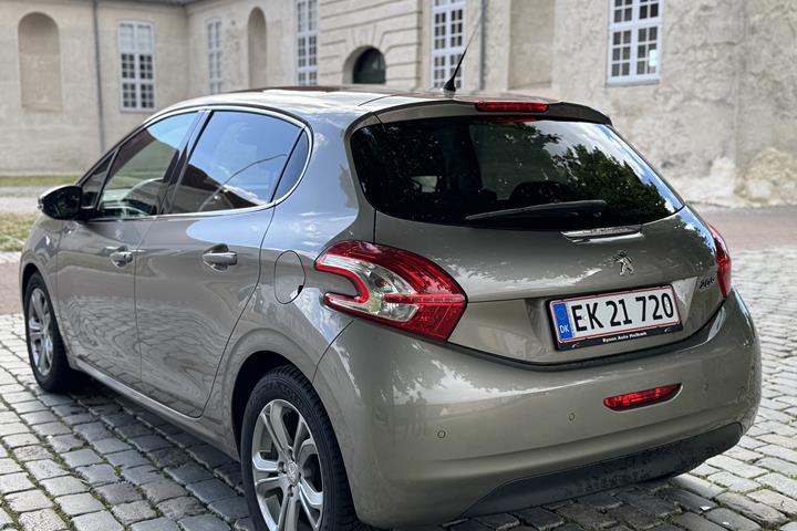 Grå Peugeot 208 fra 2015