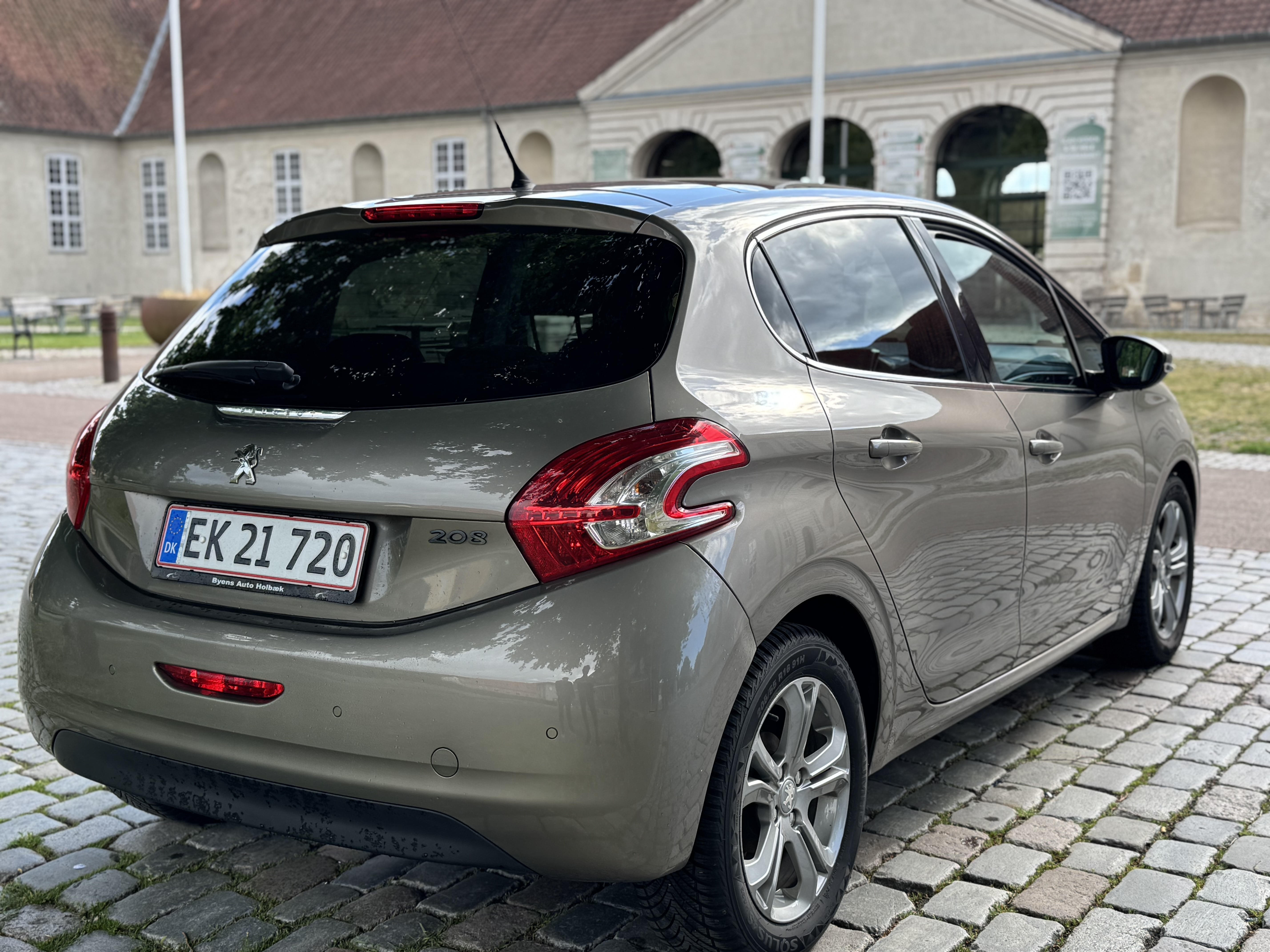 Grå Peugeot 208 fra 2015