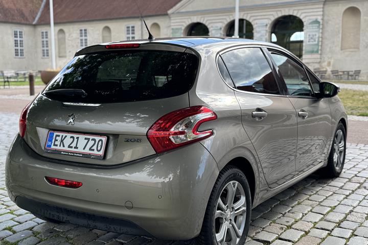 Grå Peugeot 208 fra 2015