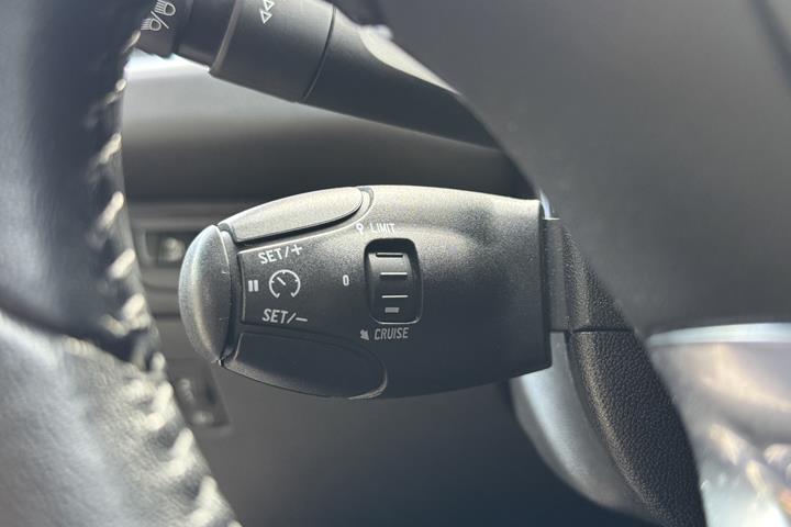 Grå Peugeot 208 fra 2015