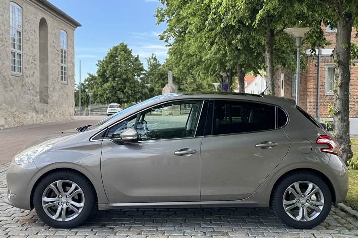 Grå Peugeot 208 fra 2015