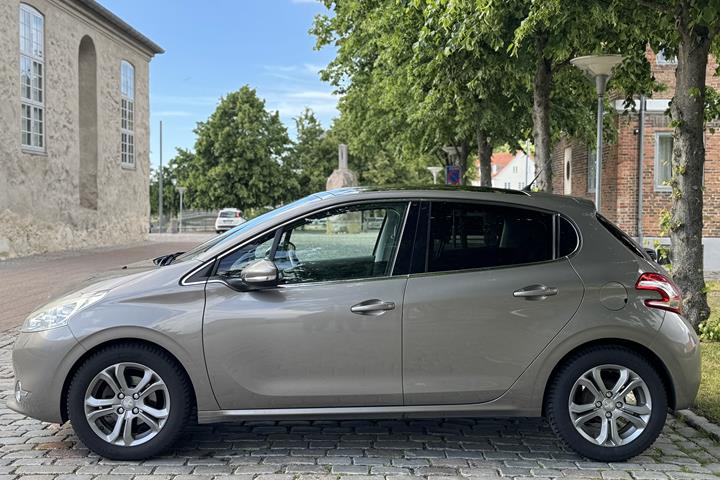 Grå Peugeot 208 fra 2015
