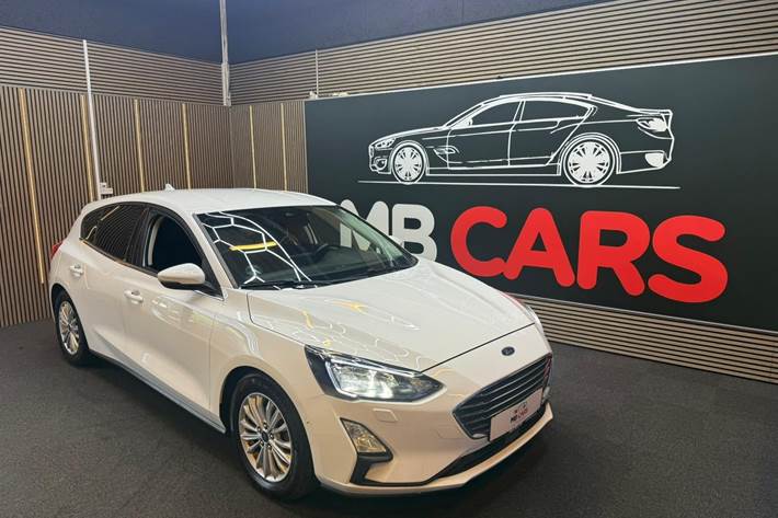Hvid Ford Focus fra 2020 set udefra