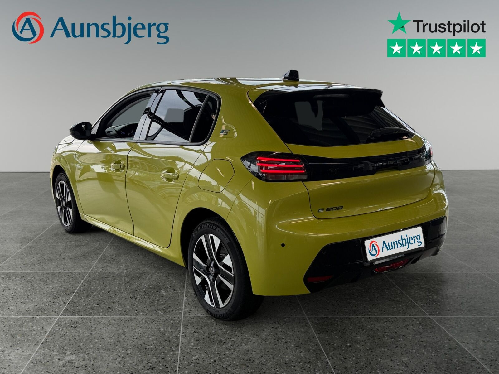 Gul Peugeot e-208 fra 2024