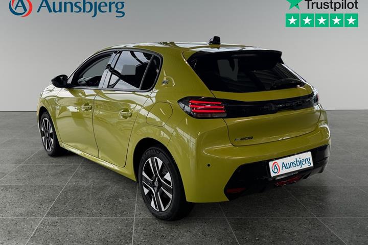 Gul Peugeot e-208 fra 2024