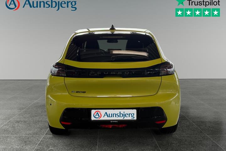 Gul Peugeot e-208 fra 2024