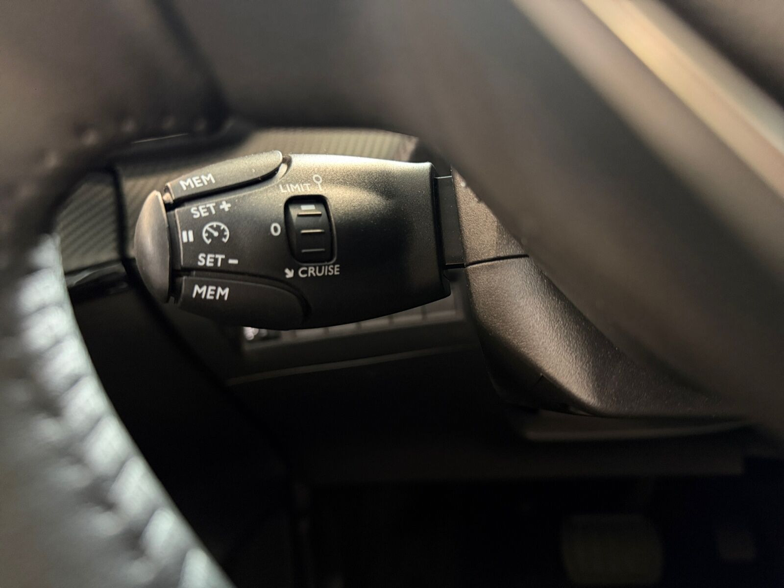 Gul Peugeot e-208 fra 2024