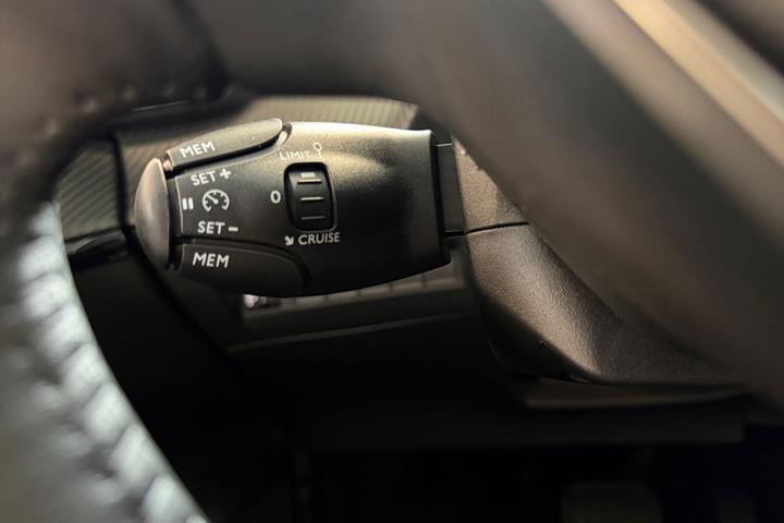 Gul Peugeot e-208 fra 2024