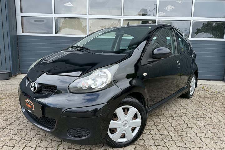 Sort Toyota Aygo fra 2009 set udefra