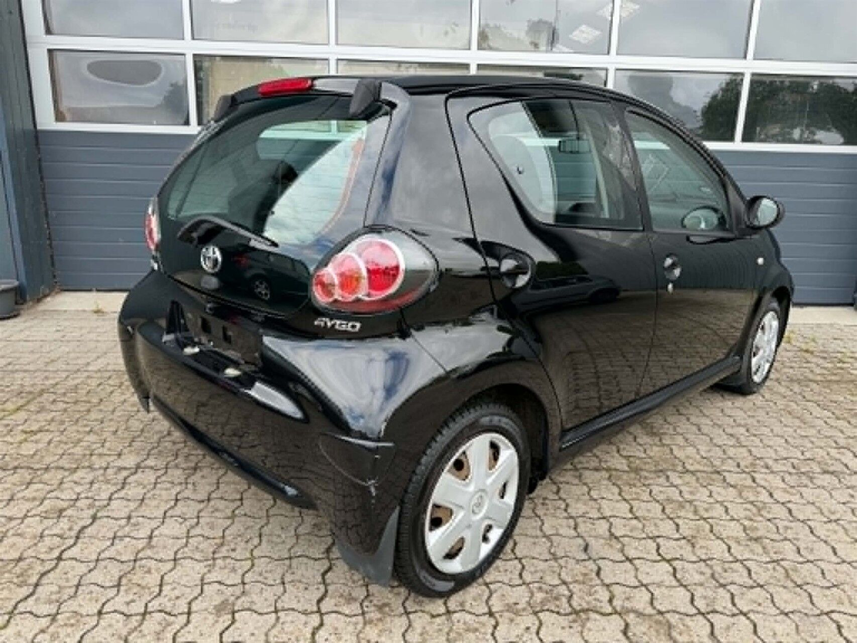 Sort Toyota Aygo fra 2009