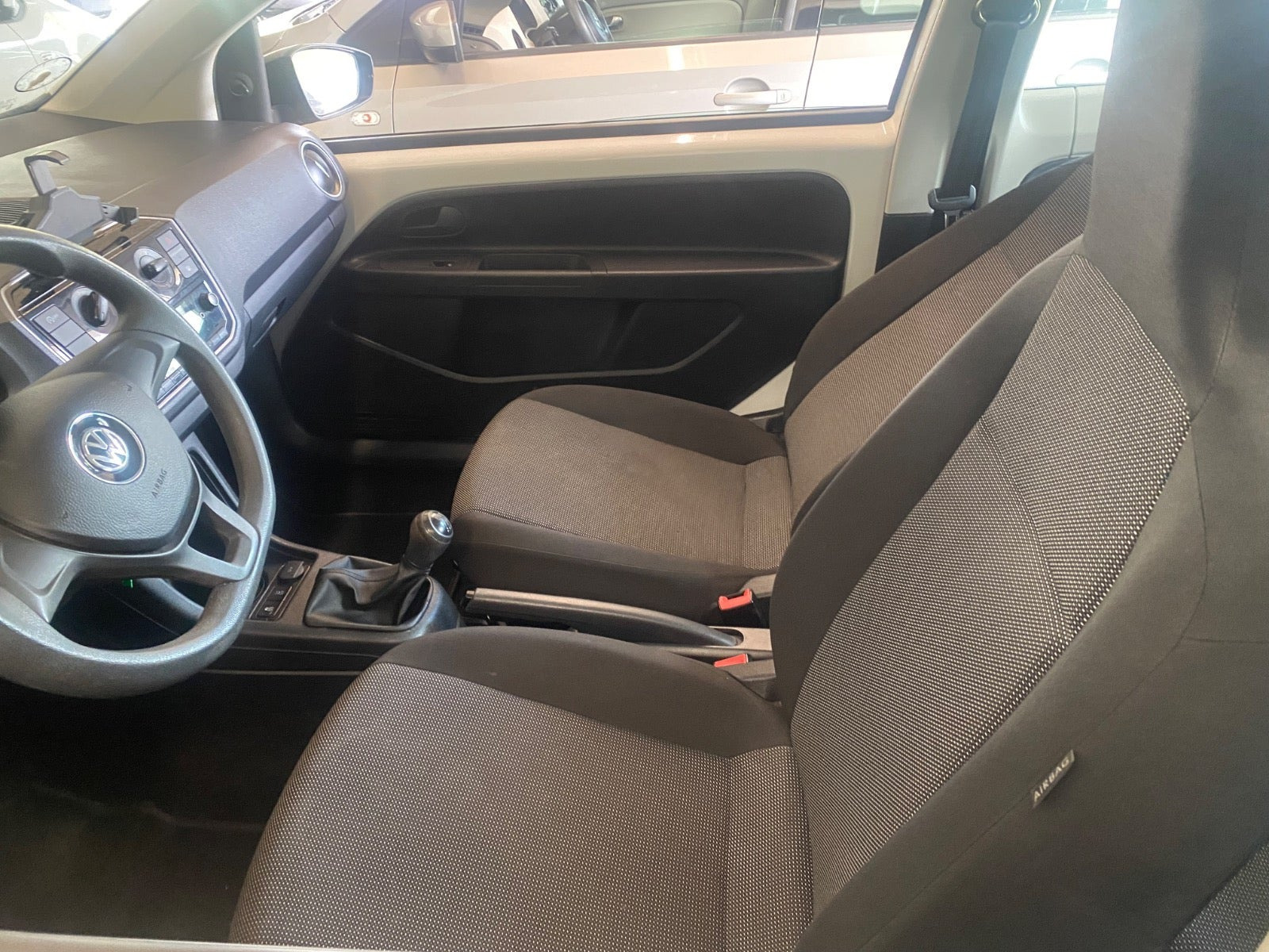 Hvid VW UP! fra 2018