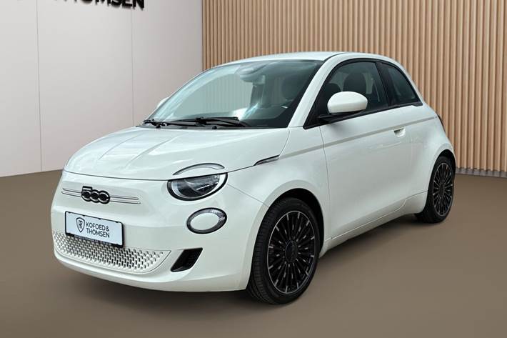 Hvid Fiat 500e fra 2022 set udefra
