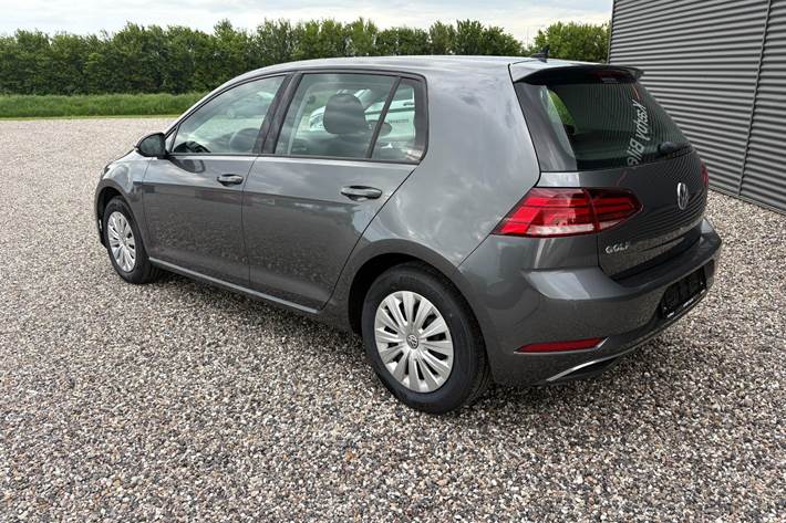 Grå VW Golf VII fra 2018