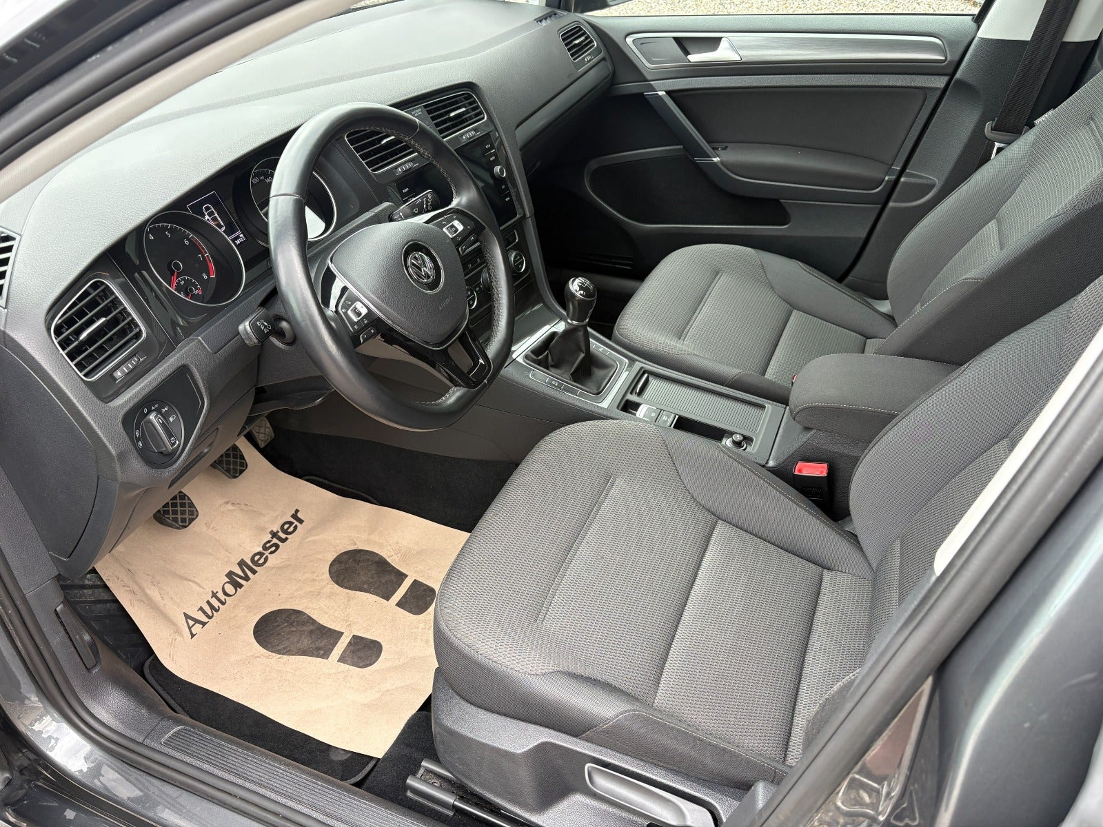 Grå VW Golf VII fra 2018