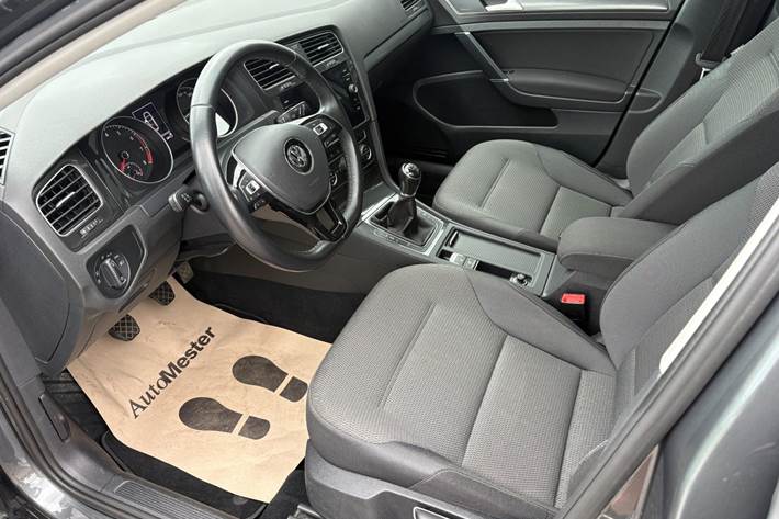 Grå VW Golf VII fra 2018