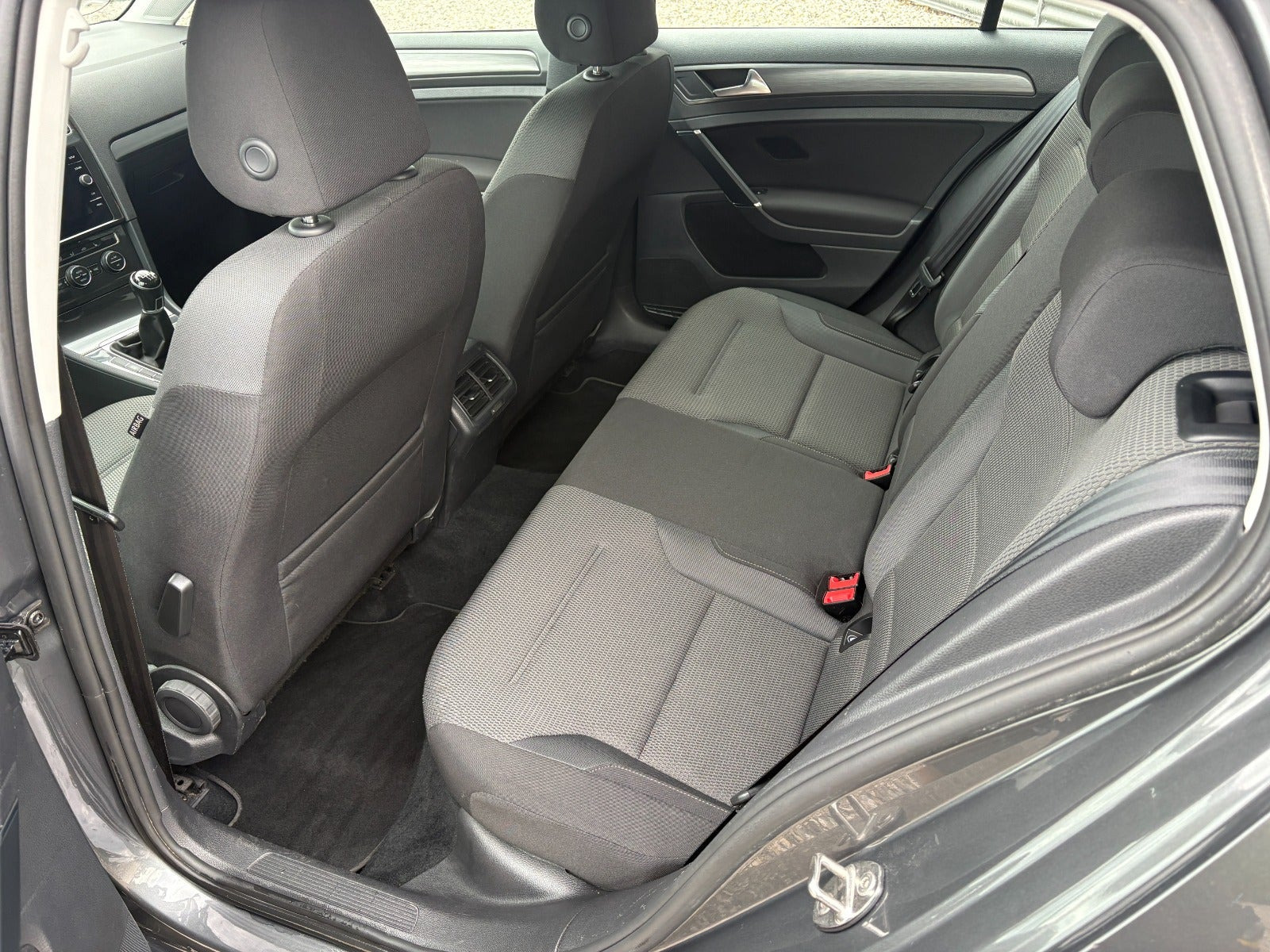 Grå VW Golf VII fra 2018