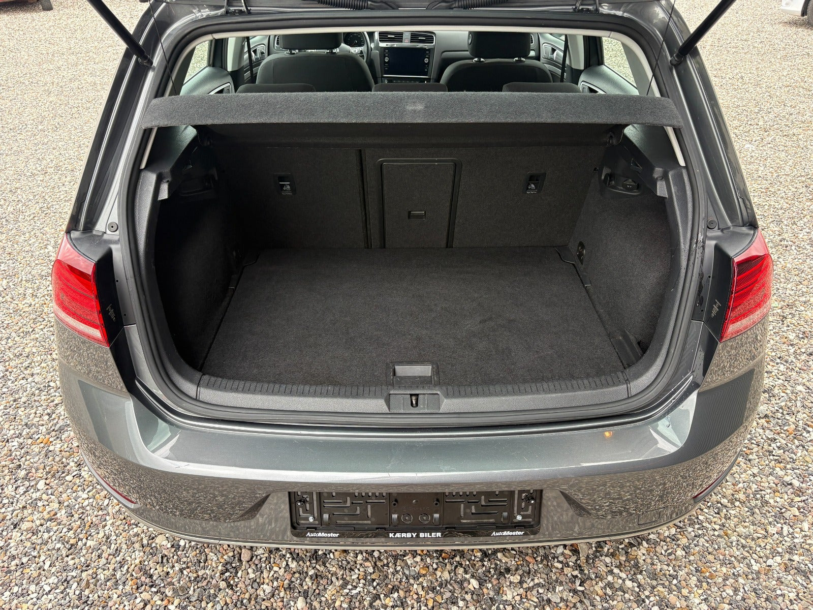 Grå VW Golf VII fra 2018