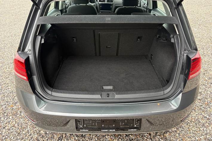 Grå VW Golf VII fra 2018