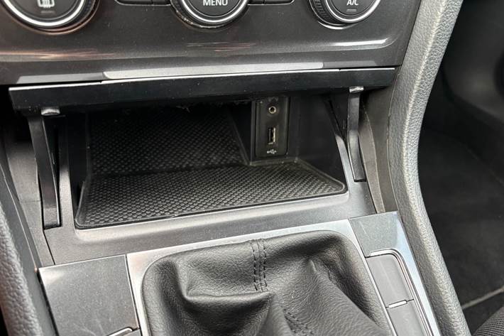 Grå VW Golf VII fra 2018